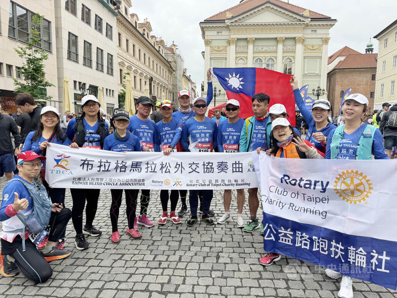 「盲人環台為公益而跑協會」首次率團出國參賽,4日參與布拉格國際馬拉松,在5名陪跑員的陪伴下,視障者們完成42.195公里的全馬比賽。中央社記者劉郁葶布拉格攝 114年5月6日