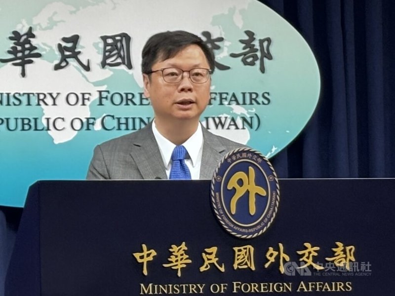 外交部6日舉行例行記者會,歐洲司長黃鈞耀(圖)於業務簡報表示,教廷跨宗教對話部副秘書長鮑霖神父(Father Paulin Kubuya)於1日至11日訪台。中央社記者楊堯茹攝 114年5月6日
