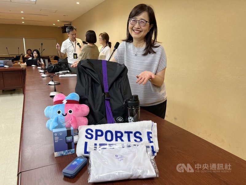 2025雙北世界壯年運動會執委會主委林奕華6日介紹,「選手大禮包」價值超過新台幣4000元,包含有大浴巾、100%使用回收寶特瓶製成的後背包與紀念衣、耐熱運動水壺以及可分解餐具。中央社記者楊淑閔攝 114年5月6日