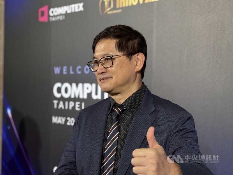 代工廠和碩董事長童子賢6日出席AI NEXT FORUM論壇受訪表示,台灣近5年貿易順差相當高,但出超太高可能是警訊,經濟需要平衡,別一昧迷戀出超。中央社記者吳家豪攝 114年5月6日
