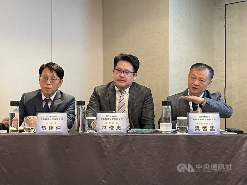 創新服務預計8日登錄興櫃,董事長吳智孟(右)6日下午表示,積極布局自動化植針、探針卡維修與先進封裝模組三大主軸業務。中央社記者鍾榮峰攝 114年5月6日