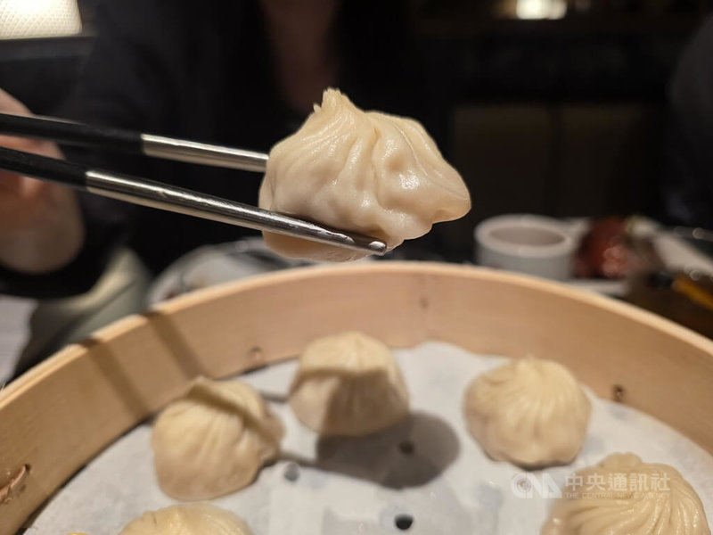 鼎泰豐首間加拿大溫哥華店5日開幕,經典菜色黃金18摺小籠包是僑胞思念的家鄉味。中央社記者程愛芬溫哥華攝 114年5月6日
