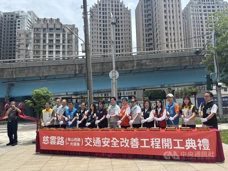 新竹市慈雲路為通往科學園區要道,常因車流量大而壅塞;新竹市政府6日啟動改善工程,表示現場有人行天橋設計造成車道寬度不足將改善,也將增設車道等,預計明年完工。中央社記者郭宣彣攝 114年5月6日