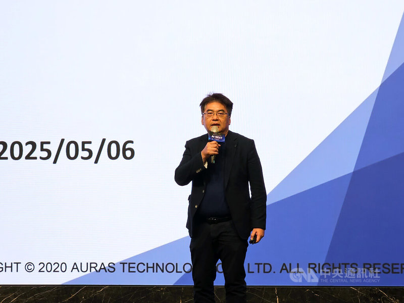 雙鴻董事長林育申6日出席台北國際電腦展前的首場論壇「AI NEXT FORUM」,他表示未來「電力即算力」,由於新的液冷散熱PUE(電源使用效率)遠低於傳統氣冷散熱,看好未來AI機房朝向液冷發展的趨勢不可逆。中央社記者曾仁凱攝 114年5月6日
