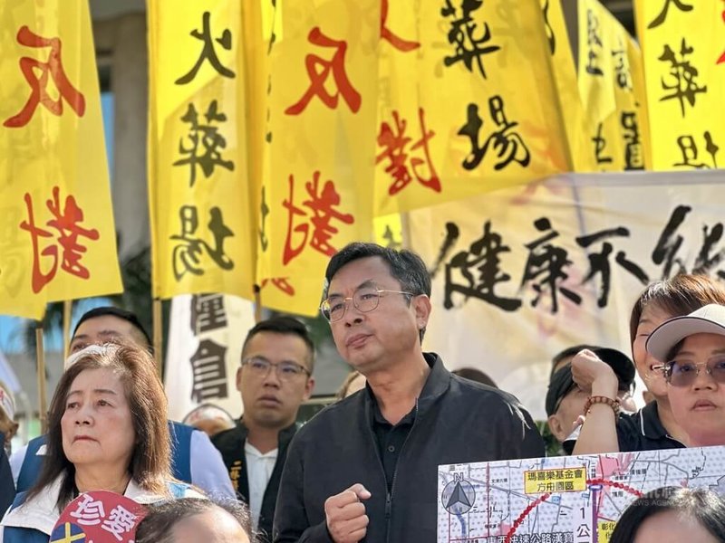 彰化縣二林鎮長蔡詩傑(前中)遭鎮民發動罷免,6日2階連署截止,罷免團體因份數沒達標未送件。圖為蔡詩傑於民國113年11月參與二林芳苑反火葬場自救會赴彰化縣議會陳情活動。中央社記者鄭維真攝 114年5月6日