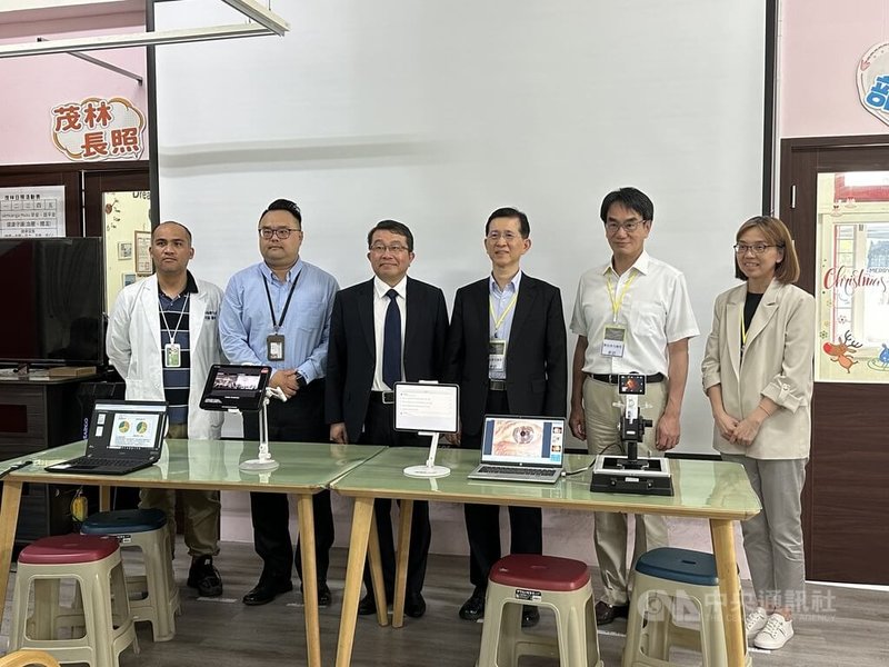 數發部6日率團到高雄市茂林區衛生所視察電信業者建置研發的5G遠距診療平台。圖為數發部長黃彥男(右3)、遠傳電信網路技術暨營運群區域維運處副總經理盧祖耀(左3)、國衛院生醫工程與奈米醫學研究所副所長廖倫德(左2)。 中央社記者蘇思云攝 114年5月6日