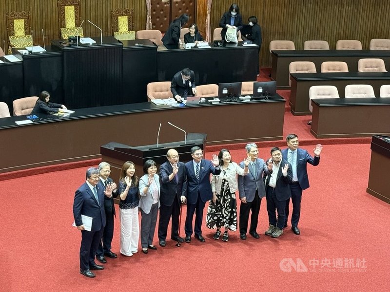 立法院施政總質詢6日落幕,行政院長卓榮泰(前左6)最後致詞懇請朝野黨團協助行政院所提的因應國際情勢強化經濟社會及國土安全韌性特別條例草案等案,會後與民進黨立法院黨團總召柯建銘(前左5)、幹事長吳思瑤(前右4)及民進黨團成員合影。中央社記者王揚宇攝 114年5月6日