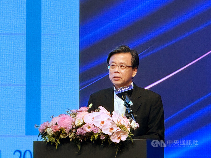 電腦品牌廠華碩共同執行長胡書賓6日出席AI NEXT FORUM論壇受訪表示,面對短期匯率劇烈波動,華碩動態透過一些避險手段隨時因應,中長期則透過多元市場布局、提升高階產品比重來增強營運韌性。中央社記者吳家豪攝 114年5月6日