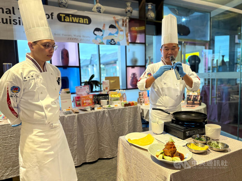 台灣美食國際巡迴講座5日晚間在多倫多舉行,知名主廚溫國智(右)和主廚助理陳瑞昌,聯手復刻經典辦桌菜色。中央社記者胡玉立多倫多攝 114年5月6日