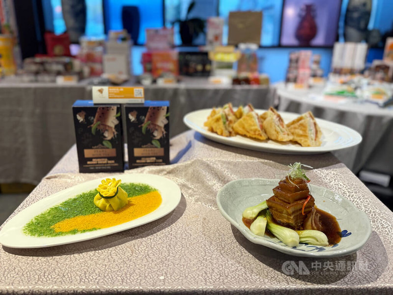 台灣美食國際巡迴講座5日晚間在多倫多舉行,示範的料理革有「金牌一刀東坡肉」、「翡翠鮮蝦石榴包」、「炸鮮蝦三明治」。中央社記者胡玉立多倫多攝 114年5月6日