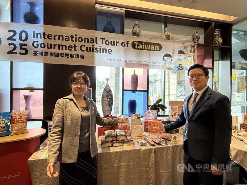 多倫多文教中心、多倫多台貿中心趁著5日晚間舉行的多倫多台灣美食國際巡迴講座,首度攜手合作。右為文教中心主任藍柏青,左為台貿中心主任周之蓉。中央社記者胡玉立多倫多攝 114年5月6日