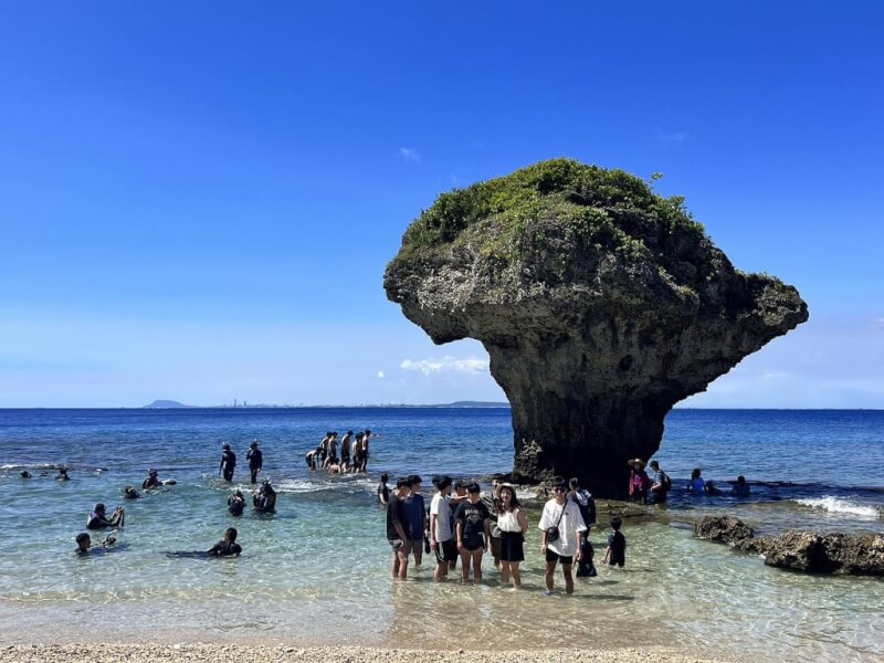 圖為小琉球知名景點花瓶石的海邊湧入戲水人潮。(中央社檔案照片)