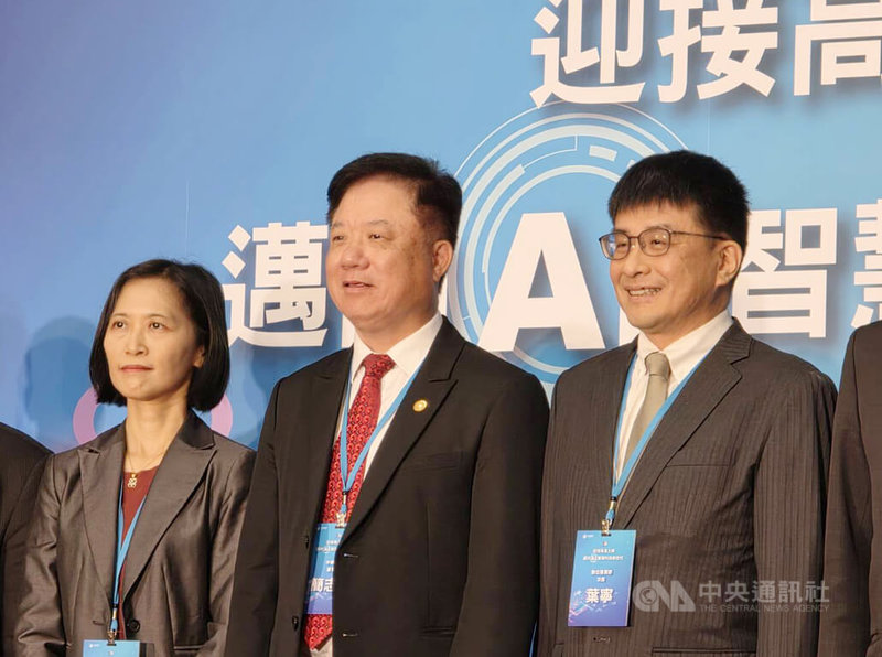 中華電信HiNet滿30週年,6日舉行「迎接高速上網 邁向AI智慧科技新世代」研討會,董事長簡志誠(中)表示,隨著「海地星空」的網路韌性,將在AI智慧時代創造更多的30年。中央社記者江明晏攝 114年5月6日