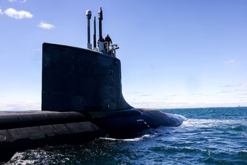 圖為維吉尼亞級核動力快速攻擊潛艦「明尼蘇達號」3月現蹤澳洲海岸。(MURTY/Pool via路透社)