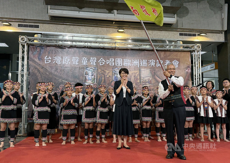 台灣原聲童聲合唱團即將前往歐洲多國巡演,南投縣長許淑華(前左)6日在縣府大廳授旗給合唱團,由團長馬彼得(前右)代表接受。中央社記者蕭博陽南投縣攝 114年5月6日