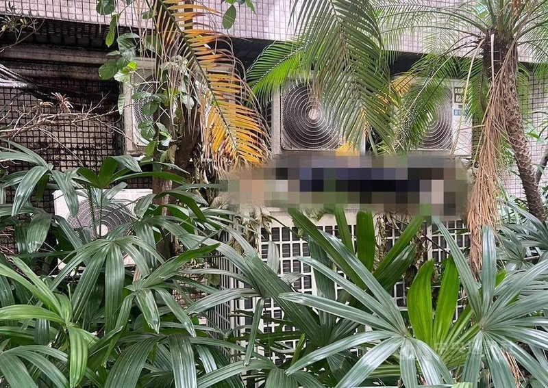 台北市立聯合醫院忠孝院區保全6日發現有人倒臥在室外冷氣主機上,警方獲報到場查看,該名男子已明顯死亡,經調查確認非忠孝院區員工及病人。(翻攝照片)中央社記者黃麗芸傳真 114年5月6日