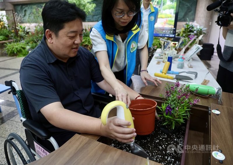 農業部台中區農業改良場開發3類共10款園藝療育工具，6日記者會也展示方便好握的園藝工具、友善園藝裝置類的木作植栽台、操作桌，及感官趣味器具萬花筒。中央社記者張皓安攝  114年5月6日