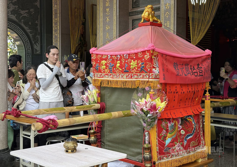 苗栗縣通霄鎮白沙屯拱天宮媽祖鑾轎進香與回鑾路線不固定,回程於6日首度進入南投縣,媽祖鑾轎中午在名間鄉修玄宮停駕休息,吸引大批信眾參拜。中央社記者蕭博陽南投縣攝 114年5月6日
