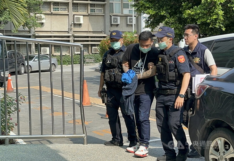 前76行者召集人陳修將(左2)虐打女友致死判刑確定,逃亡遭通緝,5日晚間陳修將持辣椒水襲警拒捕,遭警方合力制伏,6日下午解送彰化地檢署,最快傍晚發監執行。中央社記者鄭維真攝 114年5月6日