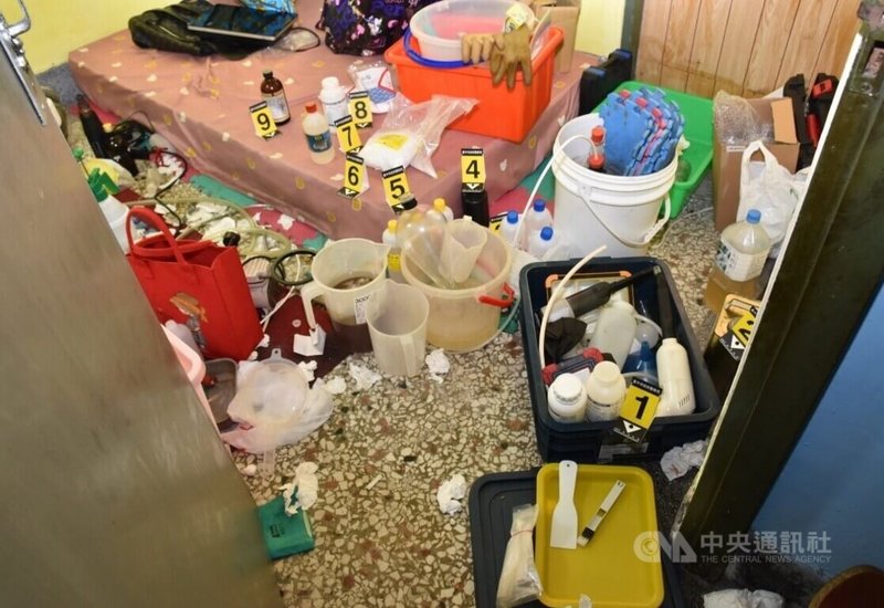 楊姓男子找來同夥組成製毒集團,收購逾2萬顆感冒藥,在台中與苗栗地區租屋煉製成第二級毒品安非他命,刑事警察局中部打擊犯罪中心於民國113年6月間前往查緝,查獲毒品與製毒器具。(翻攝照片)中央社記者蘇木春傳真 114年5月6日