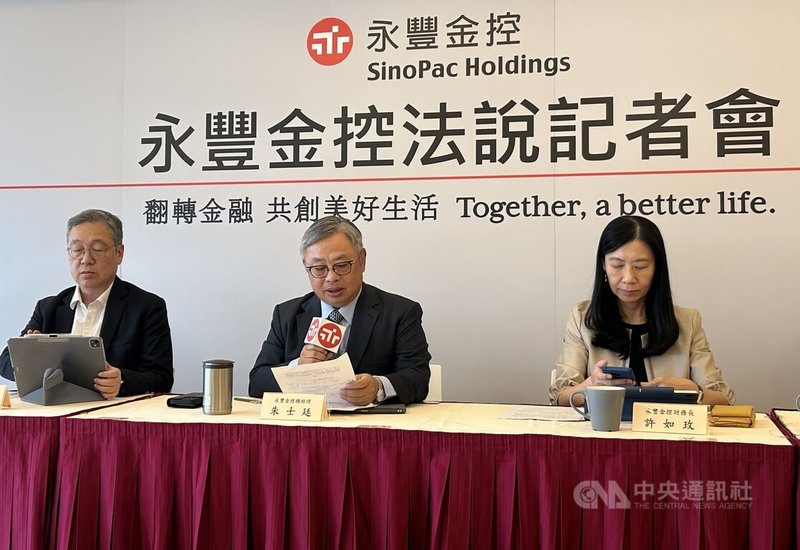 永豐金總經理朱士廷(中)6日主持2025年第1季法說會時表示,永豐金今年不會考慮併購保險業,而是專注在與京城銀的合併,不過在2026年保險業接軌IFRS17與新一代清償能力制度後,長期還是會研究。中央社記者羅元駿攝 114年5月6日