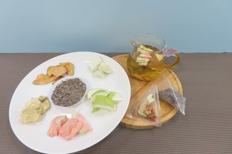 農業部高雄區農業改良場新開發芭樂葉果茶，以在地健康食材芭樂果實及其副產物芭樂葉為原料，利用傳統製茶方式，篩選一心二葉，混合芭樂果乾，製成高機能產品。（高雄農改場提供）中央社記者汪淑芬傳真  114年5月6日