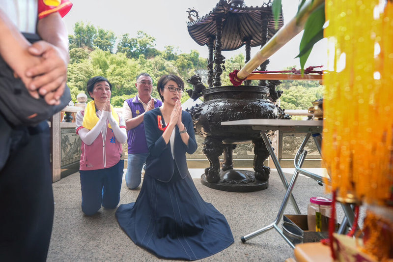 白沙屯媽祖進香回程6日首度進入南投縣名間鄉,縣長許淑華(前)前往參拜,祈福南投一切平安平順。(南投縣政府提供)中央社記者蕭博陽南投縣傳真 114年5月6日