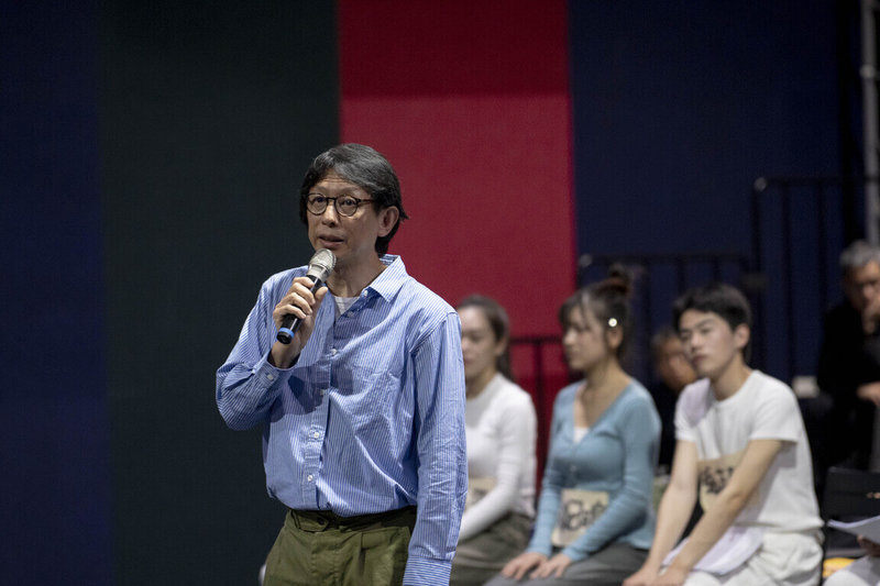舞台劇「梁祝的繼承者們之自畫像」特別設計3種不同形式觀眾席,包含傳統席位、舞台環繞席及遊走體驗席,導演林奕華(前)表示,本次並非傳統意義上的戲劇,更接近一場「體驗」形式。(果實文教基金會提供)中央社記者葉冠吟傳真 114年5月6日