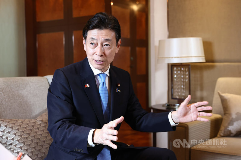 前日本經濟產業大臣、現任日本眾議員西村康稔（圖）訪台，5日接受中央社專訪。受訪談及最難忘行程，他秒答「足底按摩」，雖然痛得令人想尖叫，但真的能消除疲勞。中央社記者王騰毅攝 114年5月6日