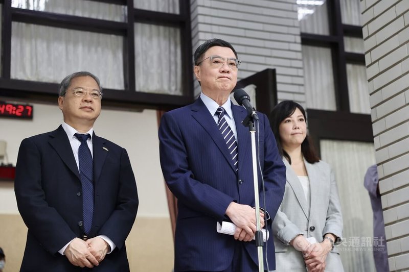 新台幣猛烈升值,匯市劇烈波動,中央銀行總裁楊金龍稱有看到類似禿鷹的現象,引發討論。行政院長卓榮泰(中)6日赴立法院會前受訪指出,台灣不是操縱匯率的國家,也不容許禿鷹影響、操縱台灣的匯率,有任何發現不法,已請央行及所有金融單位嚴查。中央社記者王飛華攝 114年5月6日