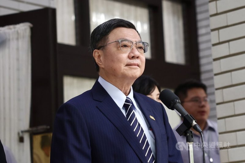 週刊報導經濟部長郭智輝設宴辦在妻兒旗下餐廳,爆涉圖利老東家崇越集團。行政院長卓榮泰6日在立法院受訪說,郭智輝已對外說明,如果還有疑義,「請郭部長再度說明」。中央社記者王飛華攝 114年5月6日