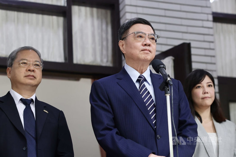 行政院日前通過新台幣4100億元特別條例草案,在野陣喊話普發現金。行政院長卓榮泰(中)6日在立法院受訪表示,現在是匯聚力量、用集體力量來支持產業的最好時刻,因此他認為普發現金是一個很簡單,但目前來看不是最有效、最好的方法。中央社記者王飛華攝 114年5月6日