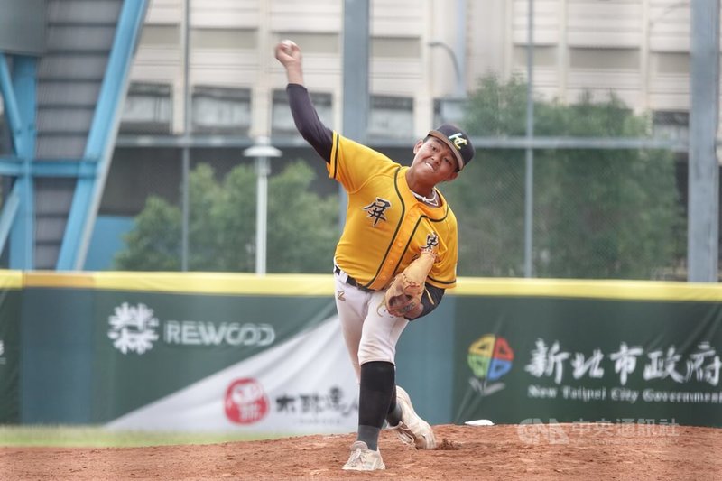 陽信銀行盃全國青少棒賽屏東縣陳仕瀚（圖）6日後援登板壓制，率隊擊敗台北市保生機，希望能拚冠軍出國比賽。中央社記者謝靜雯攝 114年5月6日