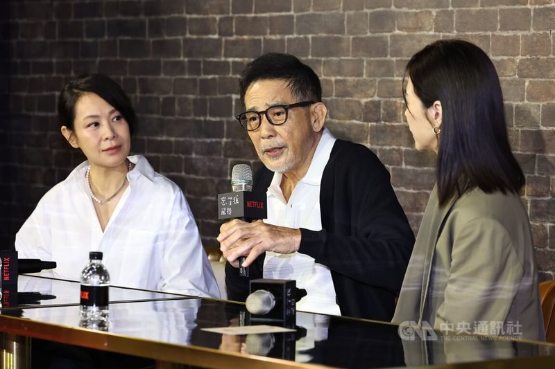 影集「忘了我記得」6日下午在台北舉辦媒體茶敘,睽違多年重返台劇的金馬影帝秦漢(中)出席,分享和演員謝盈萱攜手演父女的感想。左為導演劉若英。中央社記者翁睿坤攝 114年5月6日