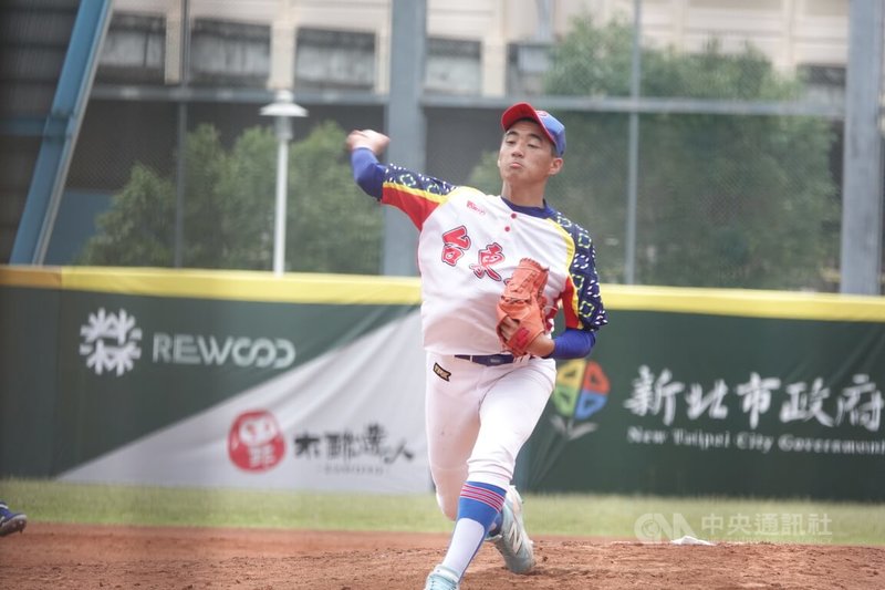 陽信銀行盃全國青少棒賽勝部冠軍戰台東縣余秉軒6日中繼好投,率隊擊敗高雄市、連兩年晉級4強,偶像是美職好手史金斯(Paul Skenes)。中央社記者謝靜雯攝 114年5月6日