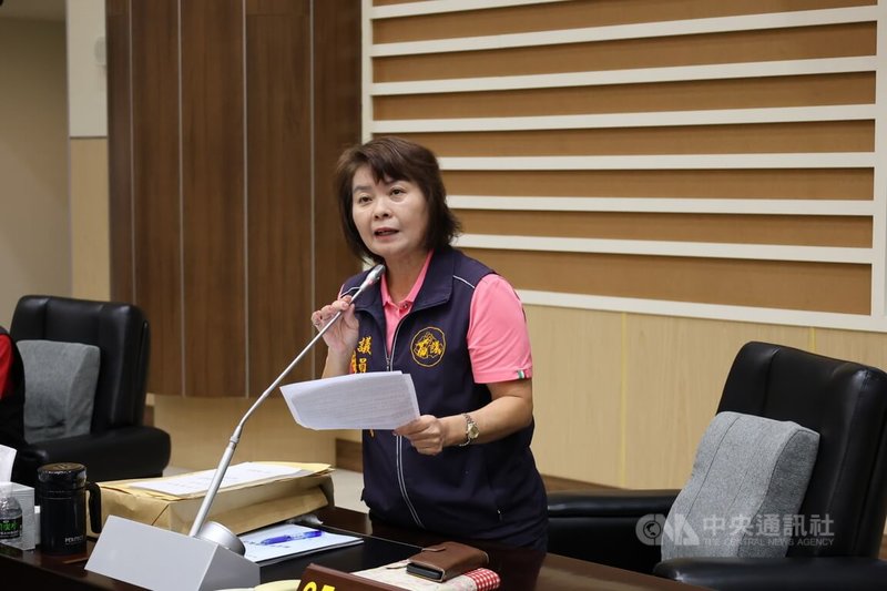 無黨籍苗栗縣議員周玉滿(圖)6日在議會質詢表示,通霄電廠二期計畫陸續更新、增建大型燃氣複循環機組,即將成為全台最大天然氣發電廠,引發關切與恐慌,要求縣府主導成立監督平台。中央社記者管瑞平攝 114年5月6日
