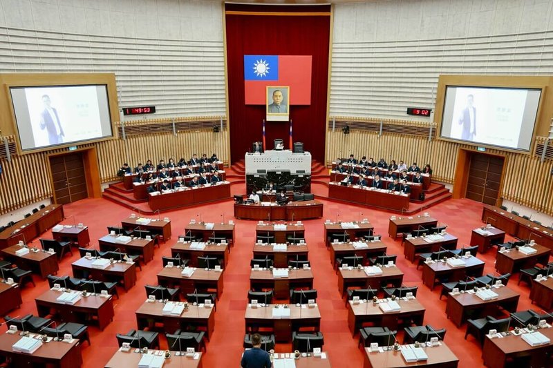 高雄市議會6日進行市政總質詢,有議員關切關高爾夫球場規劃,市長陳其邁說明,球場為市有財產,且需解決水土保持、出流管制及農藥問題,後續將朝向水保滯洪與市民休憩使用為主。(高雄市政府提供)中央社記者蔡孟妤傳真 114年5月6日