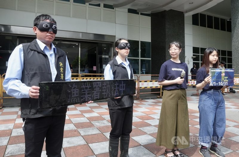 綠色和平6日在漁業署前舉行記者會,綠色和平行動者現場穿著制服,佩戴眼罩,手持「漁業署執法中」LED 燈牌,呼籲漁業署正視台灣進口海鮮非法漁撈(IUU)問題。中央社記者張皓安攝 114年5月6日