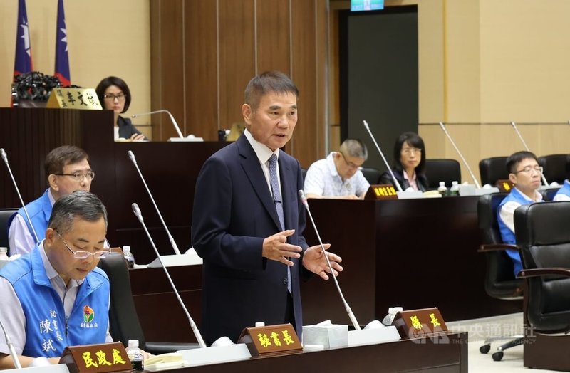 苗栗縣議會第20屆第5次定期會6日開議,針對罷團志工宣傳車在苑裡鎮遭砸車,縣長鍾東錦(前右)表示,現在「大罷免就是一場瘟疫」,搞到全國沒有是非,但他譴責暴力行為,一定要嚴懲。中央社記者管瑞平攝 114年5月6日