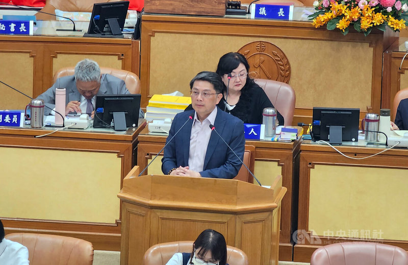 新北市議會6日進行業務質詢,地政局長汪禮國(前)表示,新泰塭仔圳市地重劃區第一區確定於6月正式公告配地結果並逐一登記,因為量大,地主可能需要一些時間才能拿到權狀。中央社記者王鴻國攝 114年5月6日