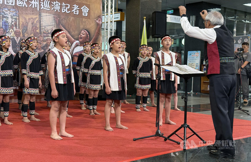 台灣原聲童聲合唱團以清澈、純淨音色及原住民文化特色聞名,即將啟程前往歐洲多國巡迴演出,6日在南投縣政府授旗儀式時獻唱。中央社記者蕭博陽南投縣攝 114年5月6日