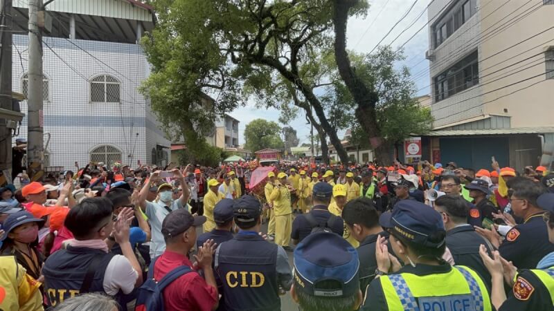 白沙屯拱天宮進香北港朝天宮回鑾,媽祖鑾轎6日從雲林縣林內鄉進入彰化縣二水鄉,接著沿員集路進入南投名間鄉(圖),大批民眾聚集迎接。(南投警分局提供)中央社記者蕭博陽南投縣傳真 114年5月6日