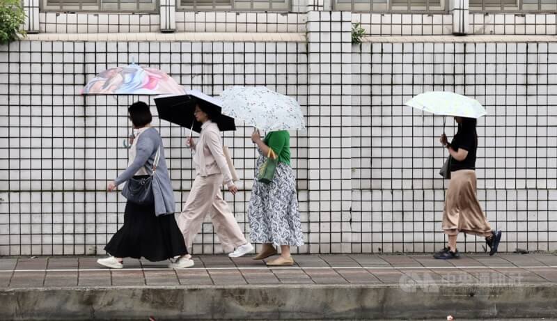 圖為台北市博愛特區民眾街頭撐傘。(中央社檔案照片)