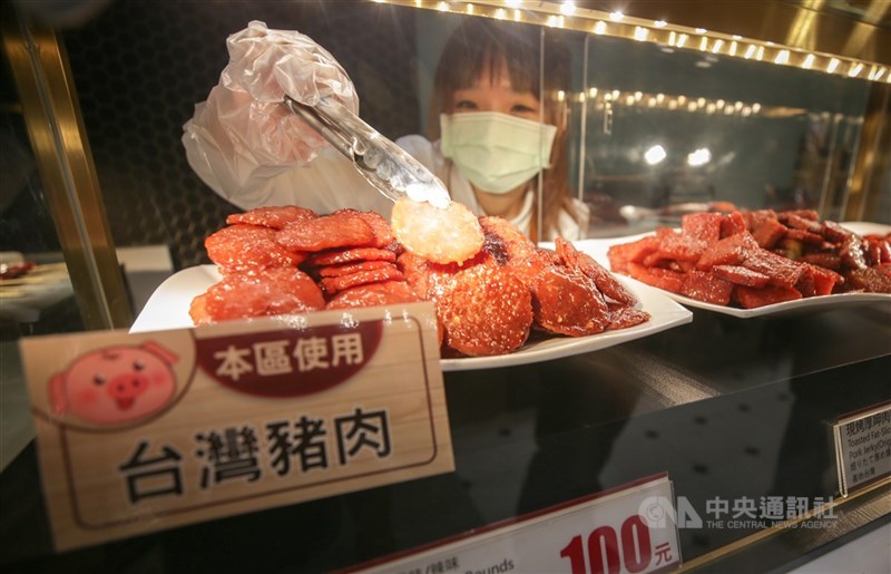 澳洲進口豬肉檢出萊克多巴胺,雖符合標準,已引發關 注。台北市衛生局指即日起至5月底啟動專案,將至傳統 市場、餐飲及連鎖通路抽驗豬肉20件,並查核原產地標 示300件。(中央社檔案照片)