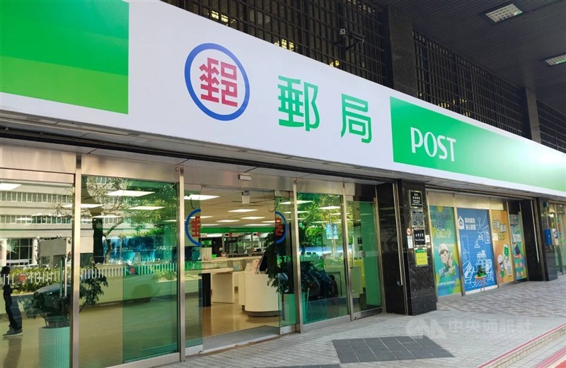 中華郵政14日到21日辦端午節勞軍包裹優惠,只要寄給金門縣等離島地區的國軍包裹都8折優惠。(中央社檔案照片)