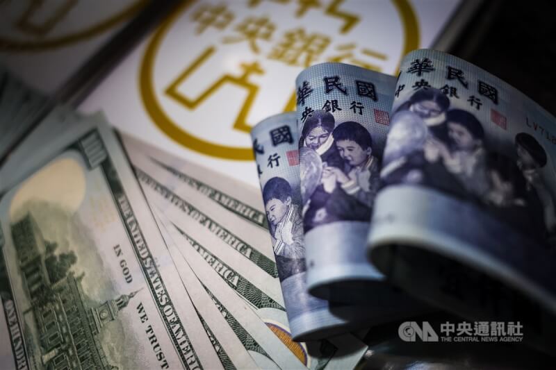 圖為新台幣與美元現鈔。中央社記者吳家昇攝 114年5月6日