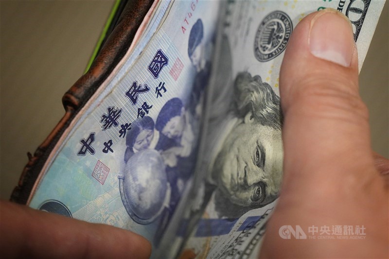 央行公布4月底外匯存底金額為5828.32億美元,較3月大增48.10億美元,創歷史新高。(中央社檔案照片)