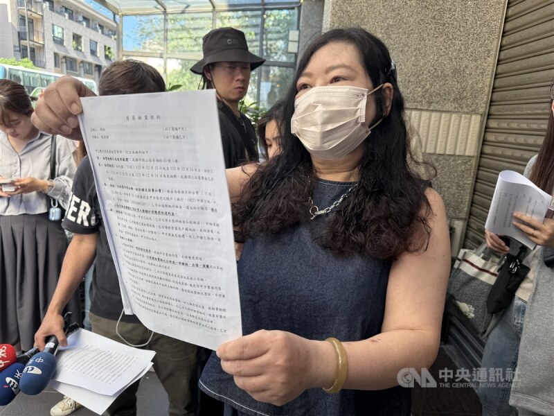 日式飯糰店邵姓房東(前)4月曾向媒體公開展示租賃契約,強調自己絕對不是「惡房東」。(中央社檔案照片)