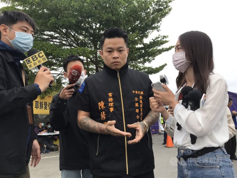 前「76行者遺體修復團隊」召集人陳修將(中)。(中央社檔案照片)