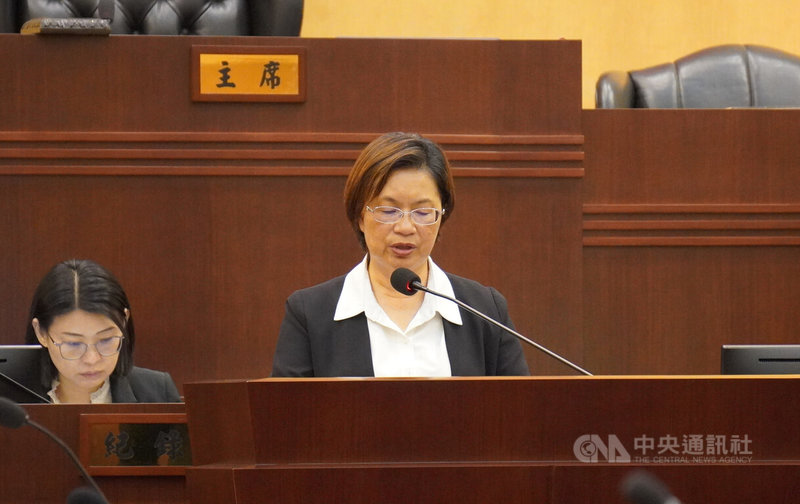 彰化縣議會定期會6日議程安排縣長施政報告,彰化縣長王惠美(右)指出,彰化為傳統產業重鎮,面對美國課徵高額關稅,嚴重衝擊產業,呼籲中央建立資訊平台,供業者做出好的決策。中央社記者吳哲豪彰化攝 114年5月6日